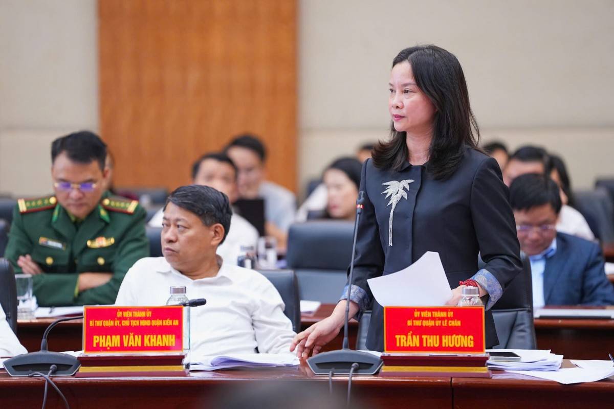 Bà Trần Thu Hương, Bí thư Quận ủy Lê Chân phát biểu ý kiến tại Hội nghị.