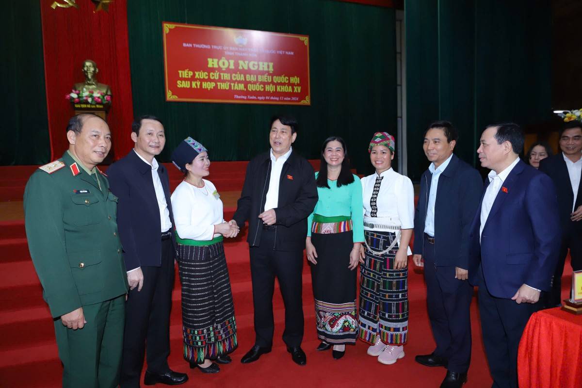 Chủ tịch nước Lương Cường cùng đoàn đại biểu Quốc hội tỉnh Thanh Hóa tiếp xúc cử tri tại huyện Thường Xuân (Ảnh: Ban Tuyên giáo Tỉnh ủy Thanh Hóa).