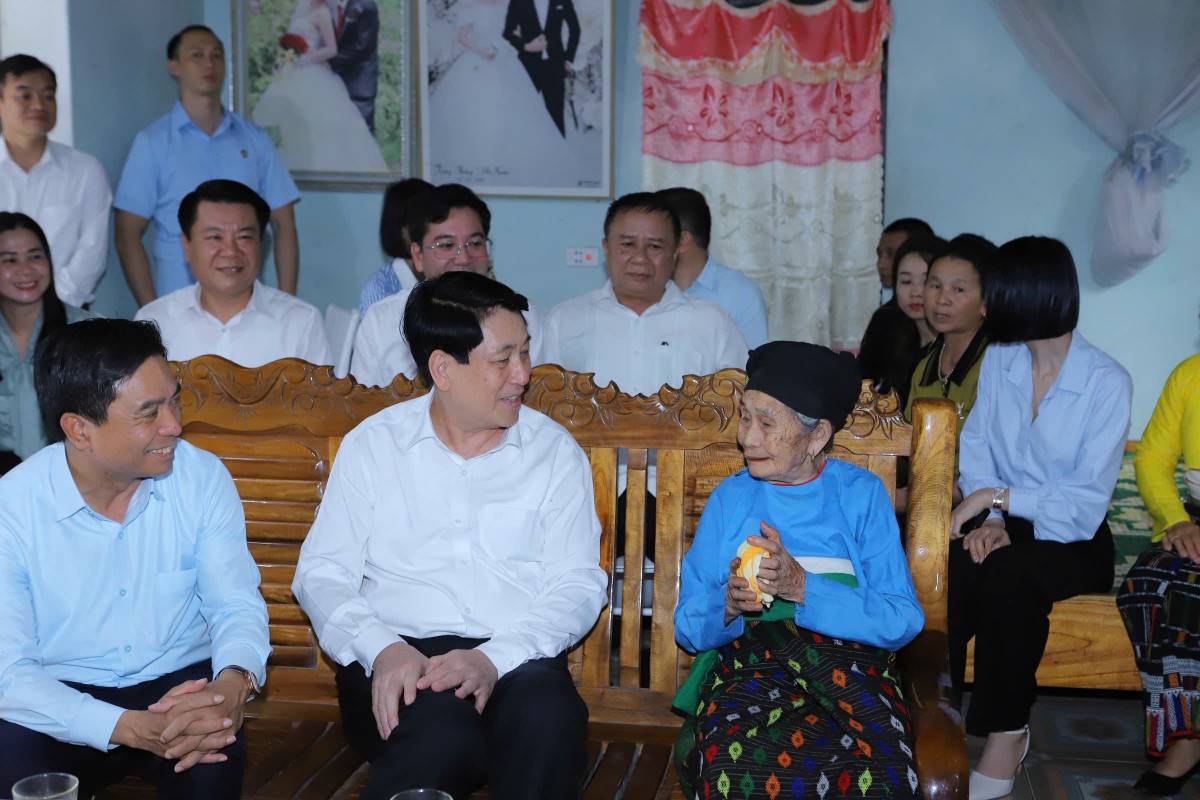 Chủ tịch nước Lương Cường thăm và tặng quà cho bà mẹ Việt Nam anh hùng Lang Thị Phong (Ảnh: Ban Tuyên giáo Tỉnh ủy Thanh Hóa).