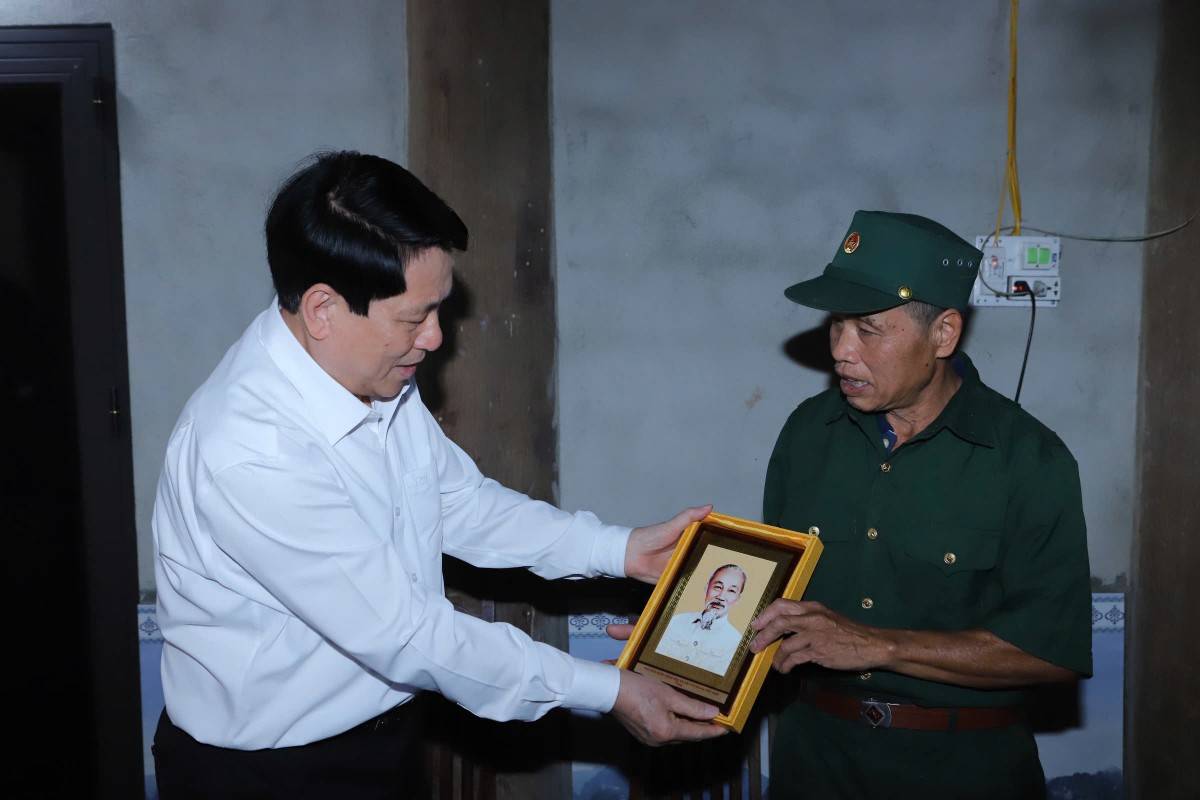 Chủ tịch nước Lương Cường tặng ảnh Bác Hồ cho thương binh Lang Văn Sung (Ảnh: Ban Tuyên giáo Tỉnh ủy Thanh Hóa).