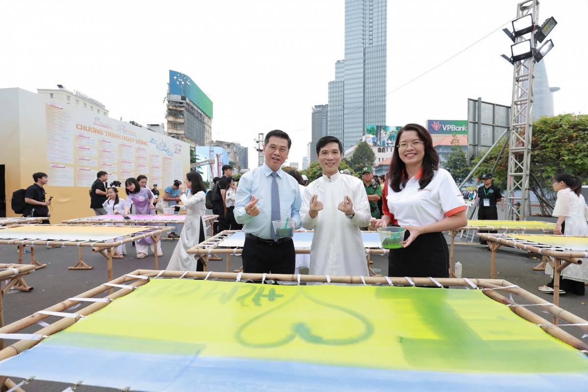 Phó Chủ tịch UBND Thành phố Nguyễn Văn Dũng cùng lãnh đạo Sở Du lịch TP. HCM tham quan các hoạt động tại chương trình.  Phó Chủ tịch UBND Thành phố Nguyễn Văn Dũng cùng lãnh đạo Sở Du lịch TP. HCM tham quan các hoạt động tại chương trình.