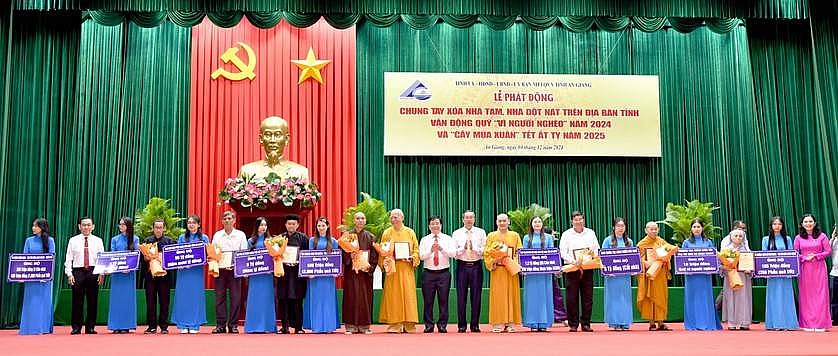 An Giang: Hơn 223 tỷ ủng hộ xóa nhà tạm, nhà dột nát và chăm lo cho người nghèo An Giang: Hơn 223 tỷ ủng hộ xóa nhà tạm, nhà dột nát và chăm lo cho người nghèo