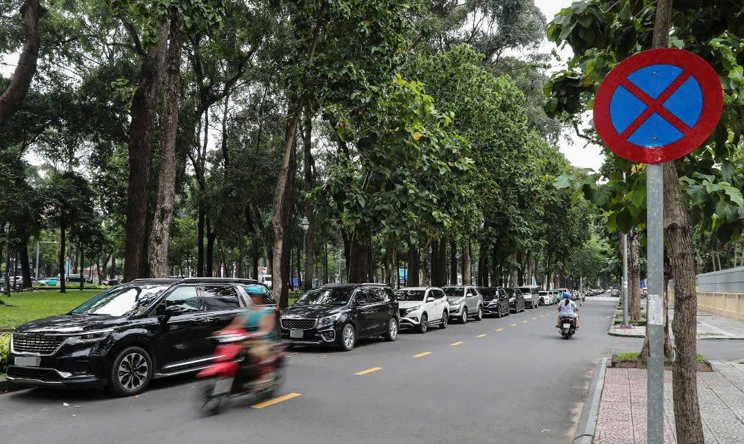 tình trạng đậu xe ô tô lấn chiếm tại nhiều tuyến đường trung tâm TP.HCM