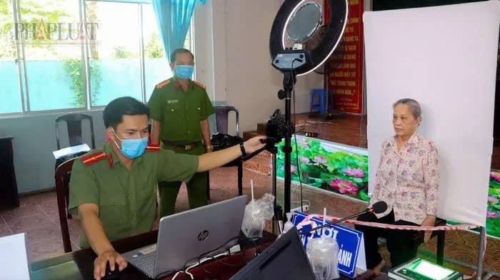 Đến nay, Bộ Công an đã cấp hơn 87,9 triệu thẻ căn cước công dân gắn chip cho người dân, cạnh đó, thu nhận hơn 79,8 triệu hồ sơ định danh điện tử và đã kích hoạt hơn 58,3 triệu tài khoản. Ảnh: CHÂU ANH