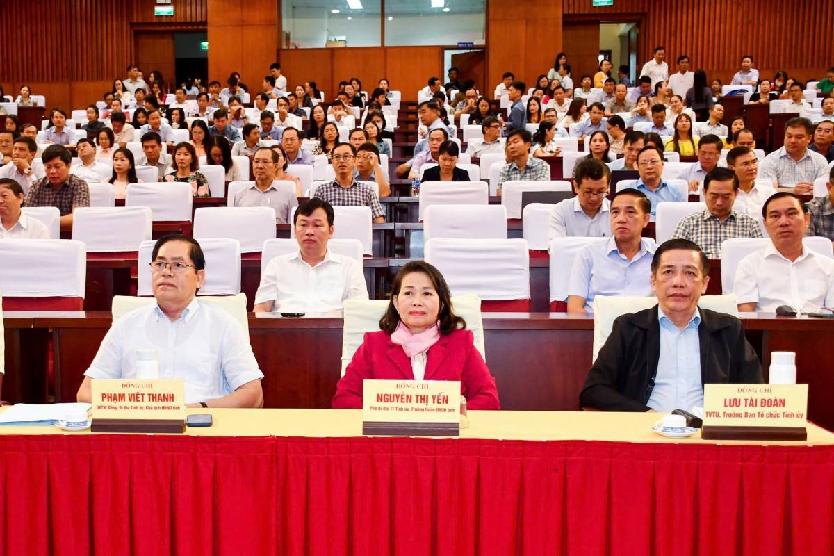 Hội nghị toàn quốc quán triệt, triển khai tổng kết việc thực hiện Nghị quyết số 18-NQ/TW của Ban Chấp hành Trung ương khóa XII tại điểm cầu Trung tâm Hội nghị tỉnh, sáng 1/12. Ảnh: PHÚC LƯU Hội nghị toàn quốc quán triệt, triển khai tổng kết việc thực hiện Nghị quyết số 18-NQ/TW của Ban Chấp hành Trung ương khóa XII tại điểm cầu Trung tâm Hội nghị tỉnh, sáng 1/12. Ảnh: PHÚC LƯU