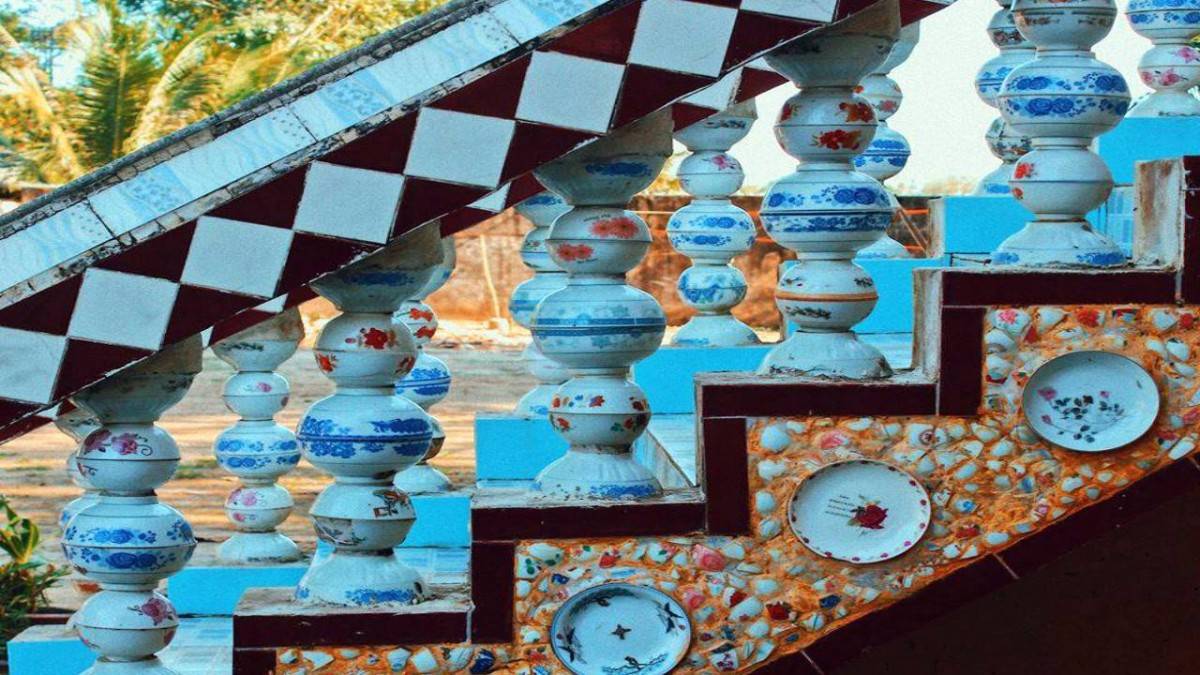 Những chén, dĩa đươc trang trí khéo léo ở bậc cầu thang Chùa Chén Kiểu