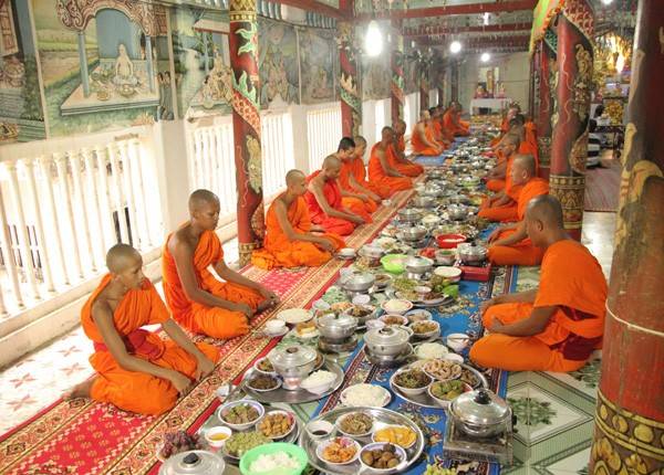 Dâng cơm lên sư sãi nhằm hồi hướng quả phúc đến bậc gia tiên là một trong những hoạt động chính trong những ngày Tết Chôl Chnăm Thmây 