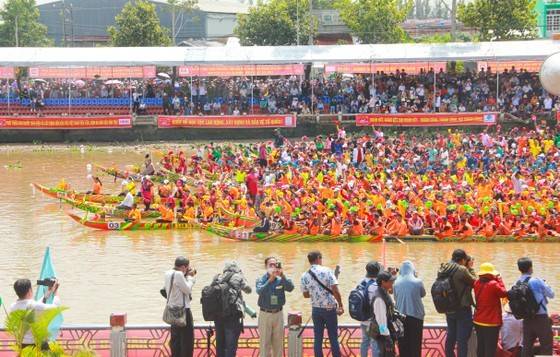 Năm 2022, Tổ chức Guinness Việt Nam đã công nhận “Lễ hội Oóc om bóc - Đua ghe Ngo Sóc Trăng có số lượng ghe ngo và vận động viên đông nhất” Việt Nam từ năm 2005 đến nay.