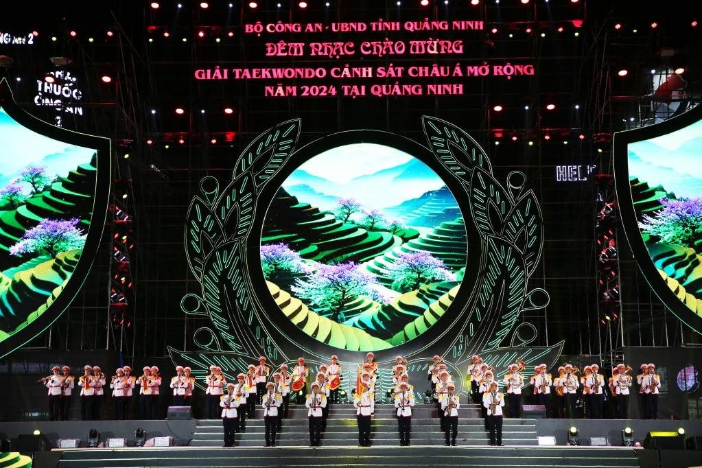 Các tiệt mục văn nghệ tại đêm nhạc được dàn dựng công phu, hoành tráng.