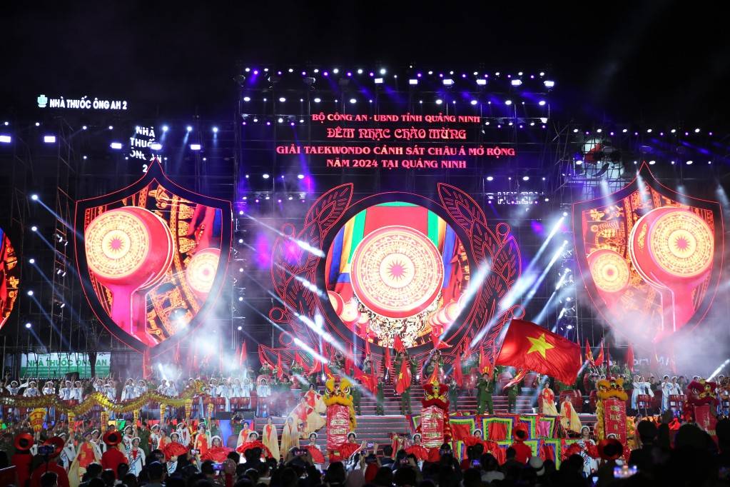 Các tiệt mục văn nghệ tại đêm nhạc được dàn dựng công phu, hoành tráng.