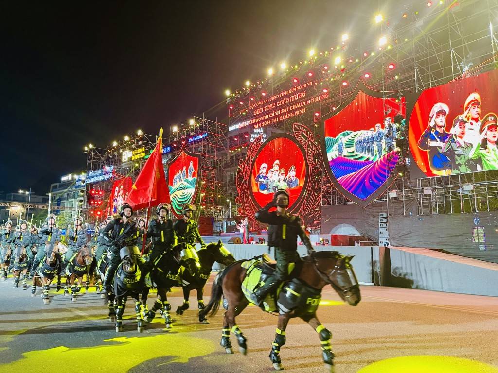 CBCS Đoàn Cảnh sát cơ động kỵ binh điều khiển ngựa theo đội hình khối diễu hành.