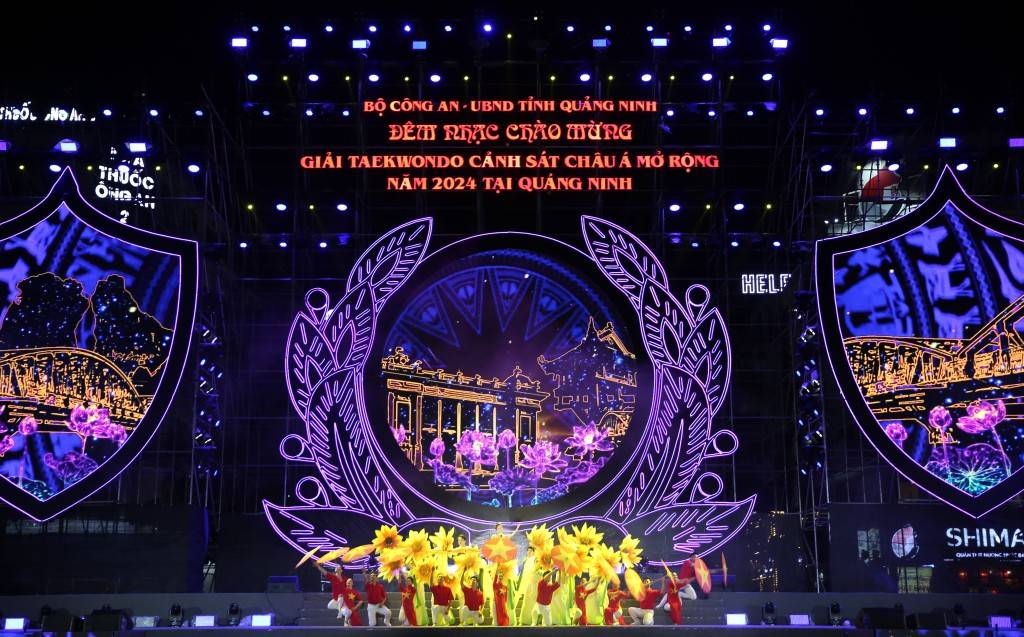 Các tiệt mục văn nghệ tại đêm nhạc được dàn dựng công phu, hoành tráng.