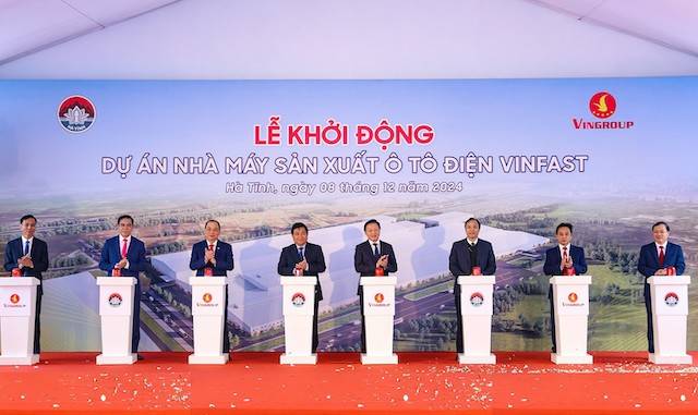 Phó Thủ tướng Chính phủ Trần Hồng Hà, lãnh đạo tỉnh và nhà đầu tư thực hiện nghi thức bấm nút khởi động dự án Nhà máy Sản xuất ô tô điện VinFast.