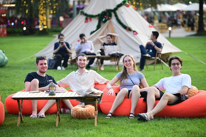 Không khí lễ hội tràn ngập trước giờ G siêu nhạc hội 8Wonder Winter