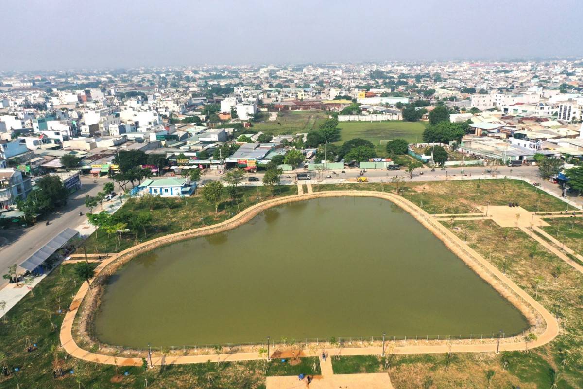 Công viên trung tâm lớn nhất quận Bình Tân đi vào hoạt động từ ngày 30/11 với vốn đầu tư gần 20 tỷ đồng ở giai đoạn 1. Công viên trung tâm lớn nhất quận Bình Tân đi vào hoạt động từ ngày 30/11 với vốn đầu tư gần 20 tỷ đồng ở giai đoạn 1.