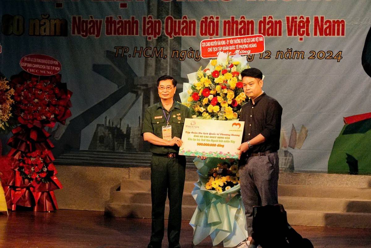  Tập đoàn Quốc tế Phượng Hoàng đã trao tặng 500 triệu đồng tài trợ cho các hoạt động của CLB Trái tim Người lính miền Tây