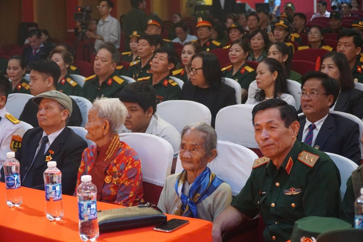 Buổi lễ có sự hiện diện của các tướng lĩnh, cùng sự hiện diện của nhiều nhân chứng lịch sử, các Mẹ Việt Nam anh hùng