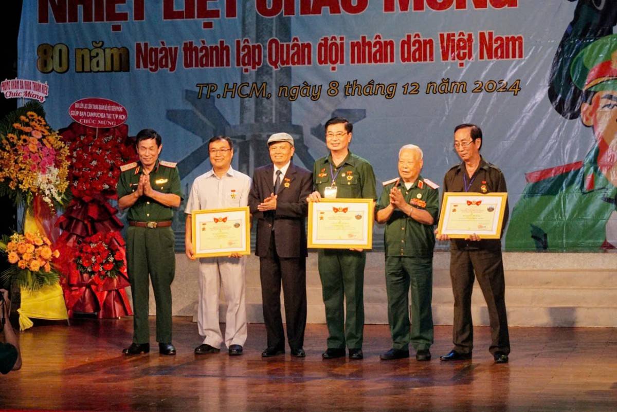 Ban liên lạc Mặt trận 479, Quân khu 7 cũng tặng Kỷ niệm chương cho các thành viên trong CLB