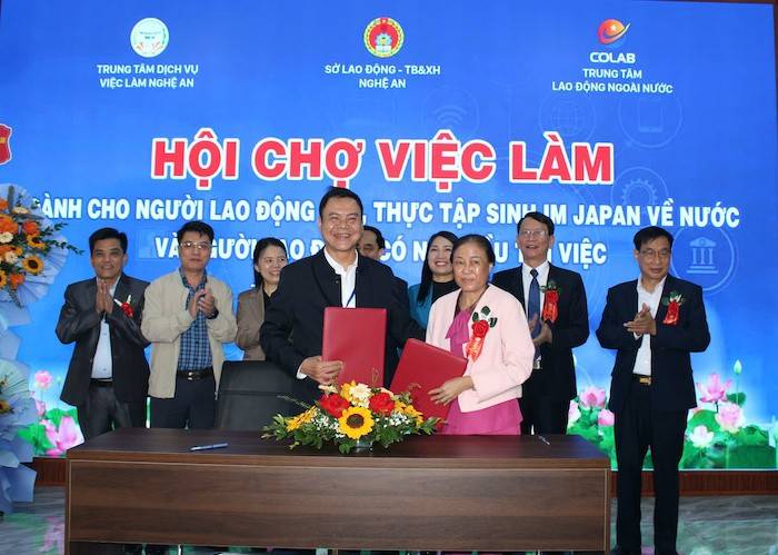 Giám đốc Trung tâm DVVL Nghệ An và Giám đốc Trng tâm DVVL Bình Dương trao cho nhau Biên bản ghi nhớ về tăng cường hợp tác về công tác dịch vụ việc làm giai đoạn 2025 - 2027