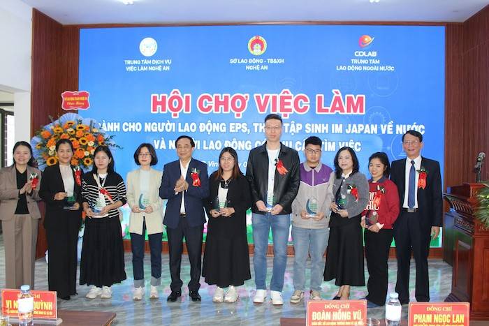 Ban tổ chức tặng kỷ vật lưu niệm cho các doanh nghiệp tham gia tuyển dụng lao động tại Hội chợ việc làm