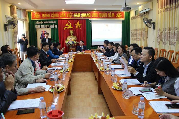 Sau Chương trình khai mạc Hội chợ việc làm, Trung tâm DVVL Nghệ An đã tổ chức Hội thảo trao đổi chia sẻ kinh nghiệm trong công tác chuyển đổi số về dịch vụ việc làm và Bảo hiểm thất nghiệp năm 2024 với sự tham gia của Lãnh đạo Trung tâm DVVL các tỉnh Bình Dương, Vĩnh phúc, Hà Tĩnh, Thanh Hoá, Quảng