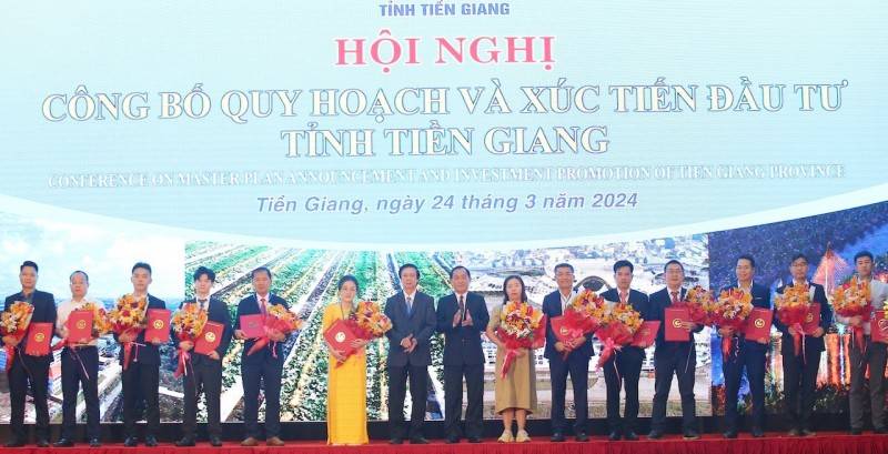 Lãnh đạo tỉnh Tiền Giang trao quyết định chấp thuận chủ trương đầu tư, giấy chứng nhận đăng ký đầu tư cho các dự án.