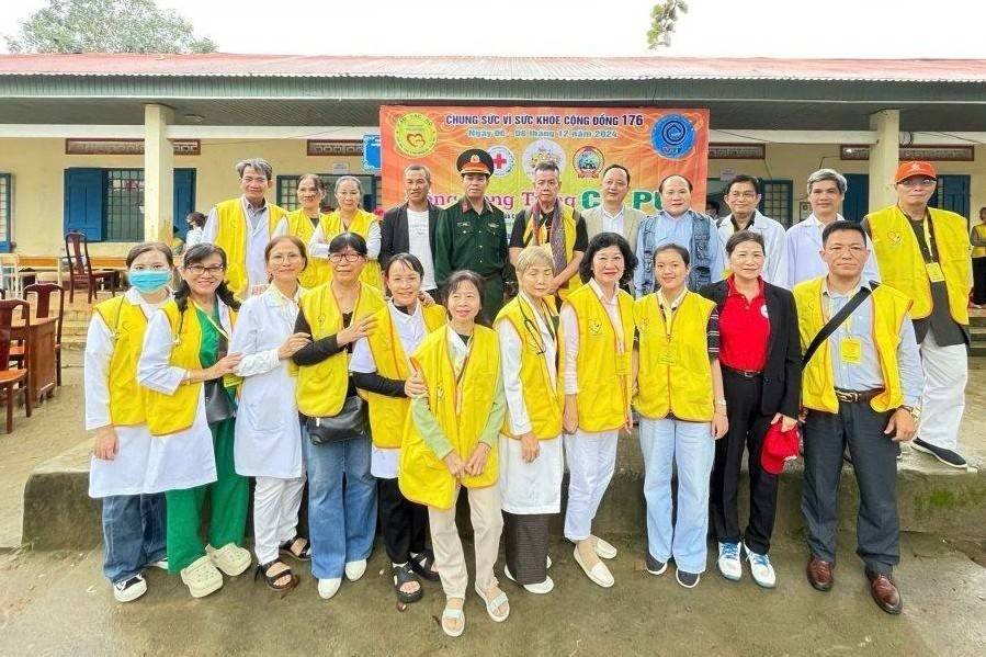 Hơn 100 y bác sĩ chung tay khám bệnh, cấp thuốc và trao quà tại Đắk Lắk