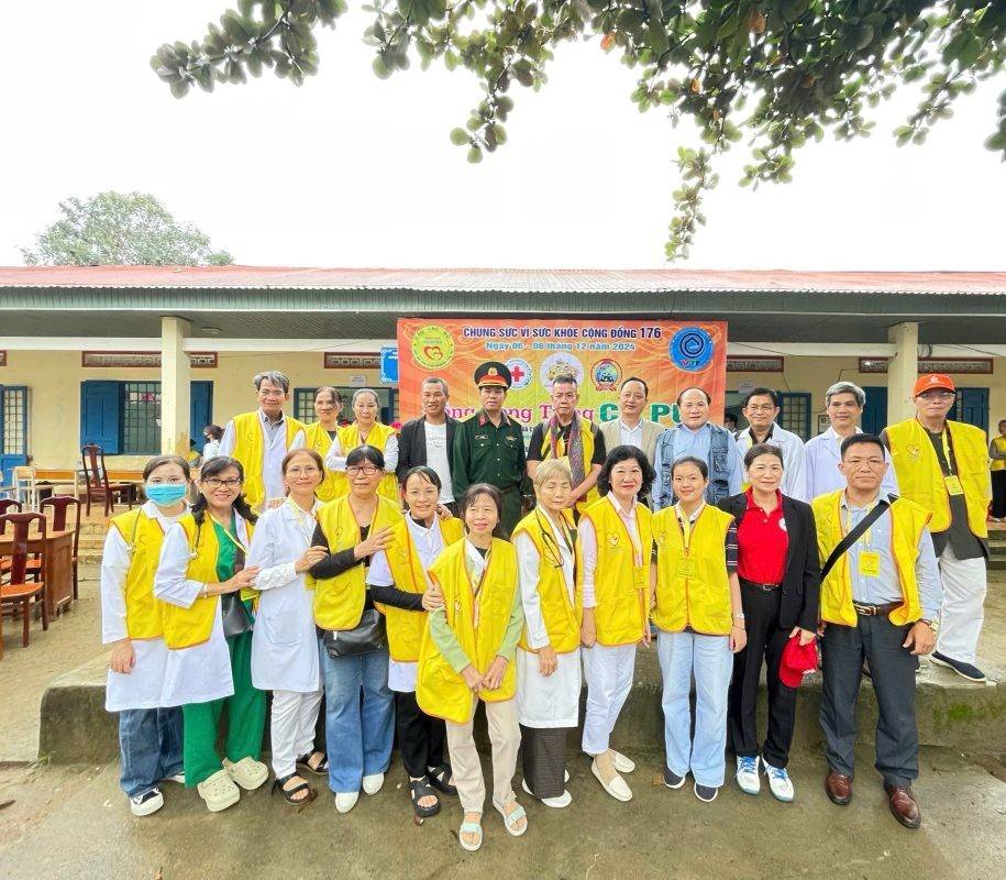 Hơn 100 y bác sĩ chung tay khám bệnh, cấp thuốc và trao quà tại Đắk Lắk