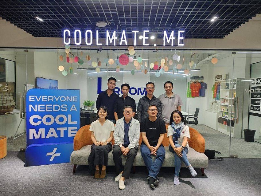 CEO Phạm Chí Nhu (ngồi, áo thun đen) cùng đội ngũ các quản lý của Vertex Ventures SEA & India. Ảnh công ty cung cấp   CEO Phạm Chí Nhu (ngồi, áo thun đen) cùng đội ngũ các quản lý của Vertex Ventures SEA & India. Ảnh công ty cung cấp