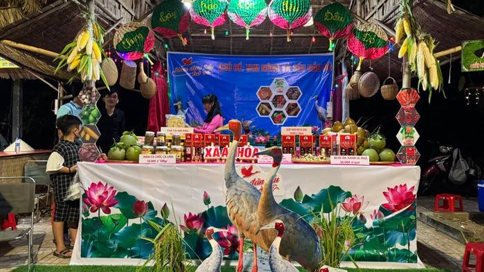 Gian hàng tham gia phiên chợ được thiết kế gắn liền với hình Sếu đầu đỏ. Ảnh: Trần Triết Gian hàng tham gia phiên chợ được thiết kế gắn liền với hình Sếu đầu đỏ. Ảnh: Trần Triết