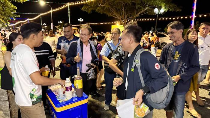 Đoàn doanh nghiệp, nghệ nhân và nông dân Thái Lan tham gia phiên chợ. Ảnh: Trần Triết Đoàn doanh nghiệp, nghệ nhân và nông dân Thái Lan tham gia phiên chợ. Ảnh: Trần Triết