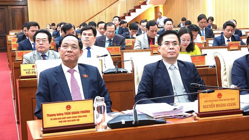 Cử tri Quảng Ngãi lo lắng về tình trạng lãng phí đất đai- Ảnh 2. Thượng tướng Trần Quang Phương (bìa trái), Phó chủ tịch Quốc hội, và ông Nguyễn Hoàng Giang, Chủ tịch UBND tỉnh Quảng Ngãi, tham dự kỳ họp