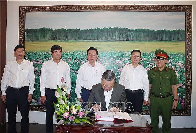 Tổng Bí thư Tô Lâm viết sổ lưu niệm tại Khu di tích Nguyễn Sinh Sắc - Ảnh: TTXVN Tổng Bí thư Tô Lâm viết sổ lưu niệm tại Khu di tích Nguyễn Sinh Sắc - Ảnh: TTXVN