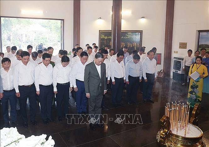 Tổng Bí thư Tô Lâm và các đại biểu thành kính tưởng niệm Cụ Phó bảng Nguyễn Sinh Sắc - Ảnh: TTXVN Tổng Bí thư Tô Lâm và các đại biểu thành kính tưởng niệm Cụ Phó bảng Nguyễn Sinh Sắc - Ảnh: TTXVN