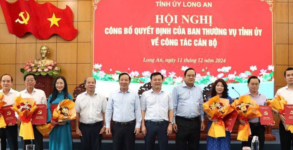 Long An: Công bố các quyết định về công tác cán bộ