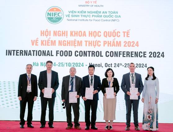 áo cáo viên nhận chứng nhận tham gia báo cáo tại Phiên Khoa học của Hội nghị áo cáo viên nhận chứng nhận tham gia báo cáo tại Phiên Khoa học của Hội nghị