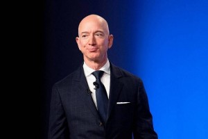 Tỷ phú Jeff Bezos toan tính gì khi giữ nguyên mức lương trong suốt nhiều thập kỷ ?