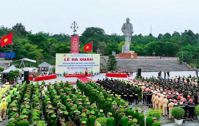 Sáng ngày 15/12, tạ Quảng trường Hỗ Chí Minh (TP> Vinh), Công an tỉnh Nghệ An tổ chức Lễtấn công, trấn áp tội phạm; phòng, chống vi phạm về pháo; bảo đảm TTATGT và PCCC
