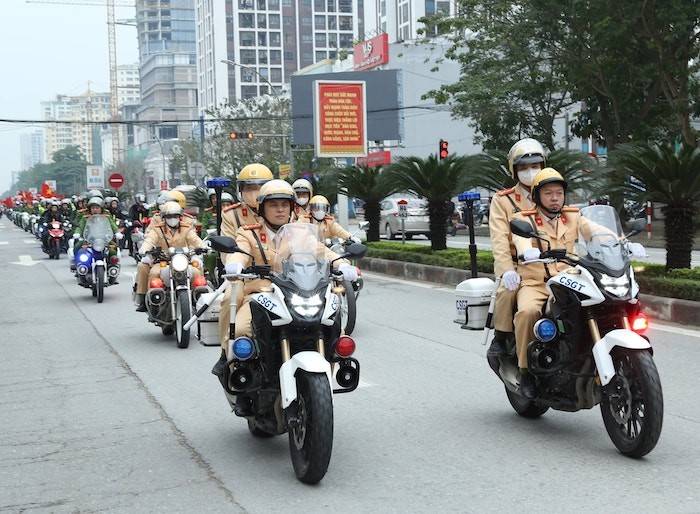 Các lực lương Công an Nghệ An diễu kêu gọi quần chúng nhân dân tham gia hưởng ứng đợt cao điểm tấn công trấn áp tội phạm, giữ gìn ANTT trước, trong và sau Tết Nguyên đán Ất Tỵ 2025.  để tuyên truyền 