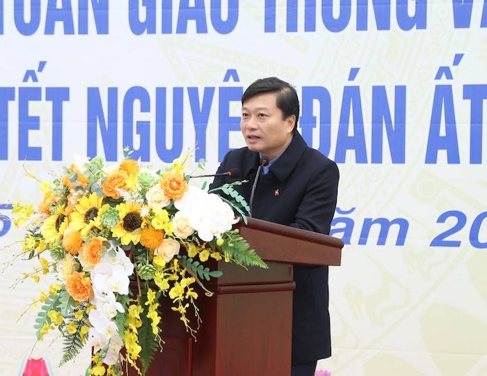 Phát biểu tại Lễ ra quân,ông Lê Hồng Vinh - Phó Chủ tịch Thường trực UBND tỉnh Nghệ Anbiểu dương tinh thần chỉ đạo sâu sát, quyết liệt của Đảng ủy, lãnh đạo Công an tỉnh đối với công tác đảm bảo ANTT trên địa bàn tỉnh trong thời gian qua và sớm tổ chức Lễ ra quân tấn công, trấn áp tội phạm; phòng, chống vi phạm về pháo; bảo đảm TTATGT và PCCC trước, trong và sau Tết Nguyên đán Ất Tỵ năm 2025