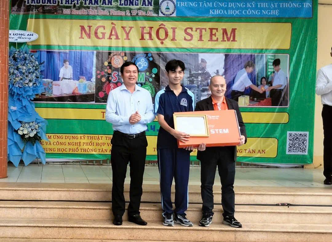 giải Nhất thuộc về đội thi Trường THPT Tân An.