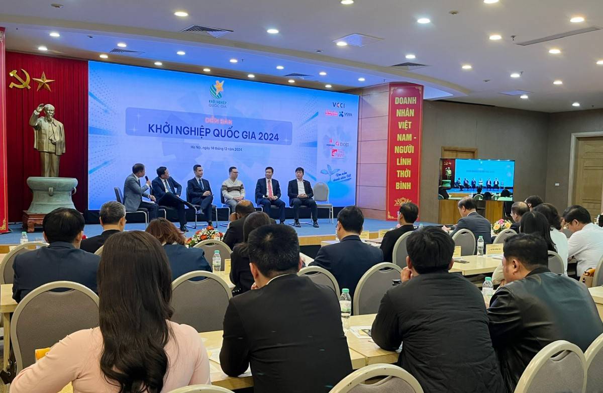 Chủ tịch Ủy ban nhân dân tỉnh tham gia phiên đối thoại và chia sẻ về khởi nghiệp tại Đồng Tháp. Ảnh: Công Minh Chủ tịch Ủy ban nhân dân tỉnh tham gia phiên đối thoại và chia sẻ về khởi nghiệp tại Đồng Tháp. Ảnh: Công Minh