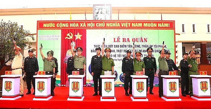 Sáng ngày 15/12, Ban Chỉ đạo phòng, chống tội phạm, tệ nạn xã hội và xây dựng phong trào toàn dân bảo vệ an ninh Tổ quốc tỉnh Quảng Ngãi tổ chức Lễ ra quân thực hiện đợt cao điểm tấn công, trấn áp tội phạm, bảo đảm an ninh, trật tự và trật tự