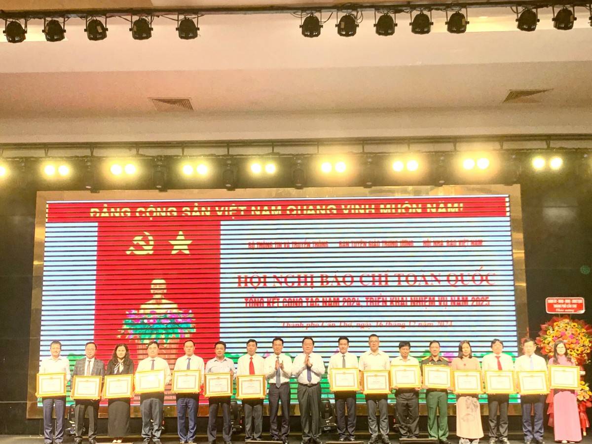 Báo chí tiếp tục đóng vai trò quan trọng trong việc truyền tải các chỉ thị, nghị quyết của Đảng và Nhà nước