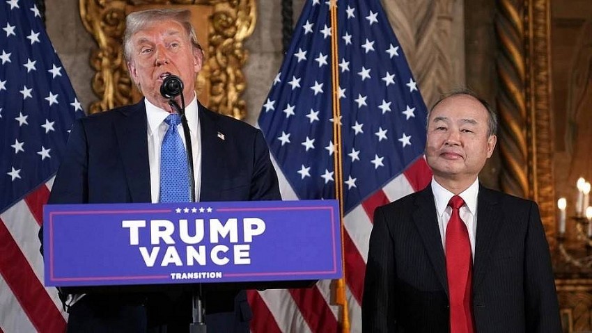 Masayoshi Son đứng cạnh Tổng thống mới đắc cử Donald Trump tại cuộc cuộc báo ngày 16/12. Ảnh: New York Times.    Masayoshi Son đứng cạnh Tổng thống mới đắc cử Donald Trump tại cuộc cuộc báo ngày 16/12. Ảnh: New York Times.