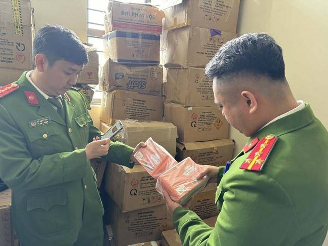 Cơ quan chức năng phát hiện pháo hoa giả của Bộ Quốc phòng Cơ quan chức năng phát hiện pháo hoa giả của Bộ Quốc phòng