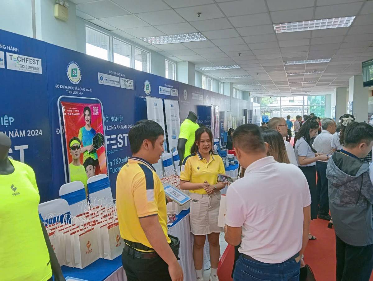 gần 40 gian hàng của các doanh nghiệp trong và ngoài tỉnh trưng bày về các công nghệ