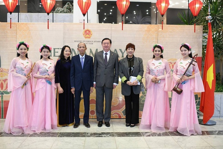 “Ngày Việt Nam ở nước ngoài 2024”: Văn hóa Việt chạm đến trái tim công chúng Trung Đông “Ngày Việt Nam ở nước ngoài 2024”: Văn hóa Việt chạm đến trái tim công chúng Trung Đông