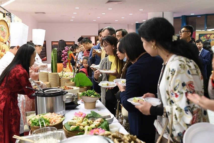 “Ngày Việt Nam ở nước ngoài 2024”: Văn hóa Việt chạm đến trái tim công chúng Trung Đông “Ngày Việt Nam ở nước ngoài 2024”: Văn hóa Việt chạm đến trái tim công chúng Trung Đông