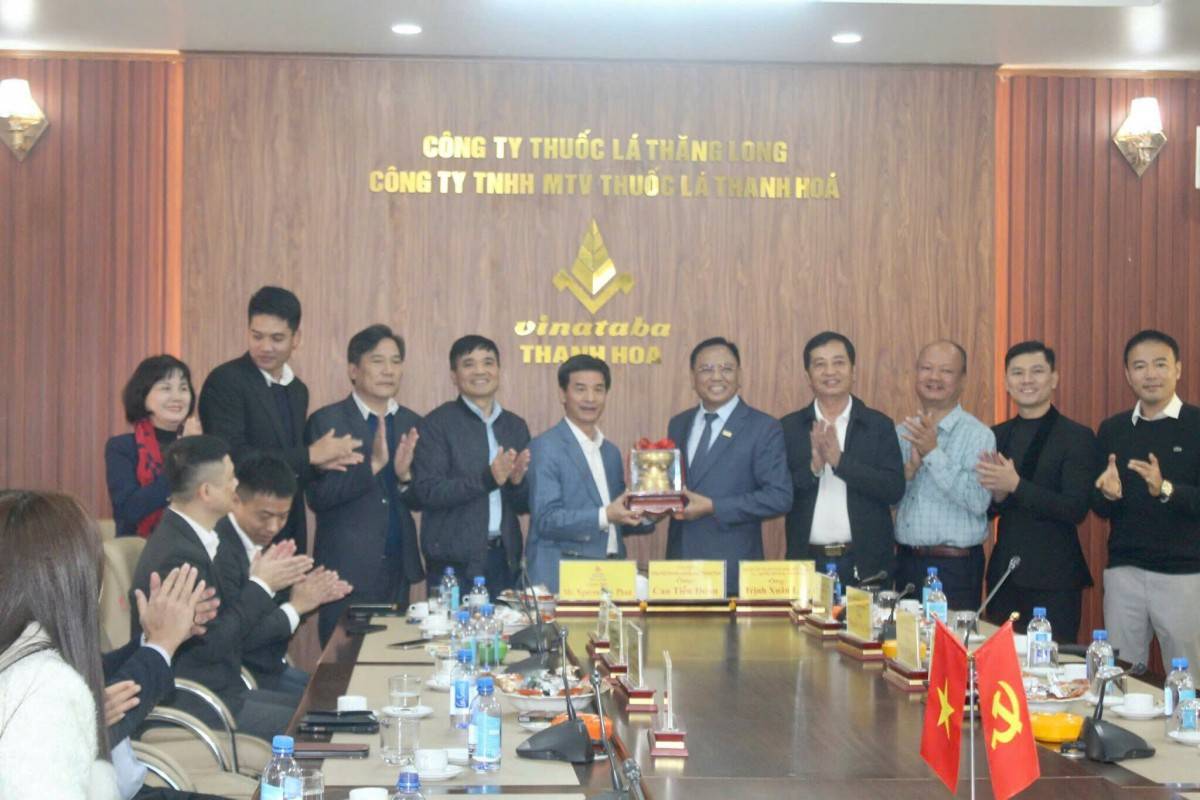 Hiệp hội Doanh nghiệp tỉnh Thanh Hóa tặng quà lưu niệm cho Công ty TNHH MTV Thuốc lá Thanh Hóa.